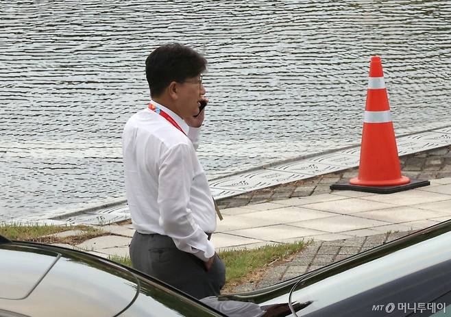 권성동 국민의힘 의원이 28일 오후 인천 중구 인천국제공항공사 항공교육원에서 열린 2025 국민의힘 국회의원 연찬회 참석 도중 교육원 외부로 이동하고 있다. 김건희 특검팀은 이날 오후 권 의원에게 구속영장을 청구했다. /사진=머니투데이 DB