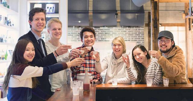 전통주 시음하는 관람객. 전남도청 제공