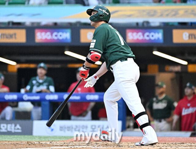 27일 오후 인천광역시 문학동 SSG랜더스필드에서 진행된 '2025 프로야구 KBO리그' SSG랜더스와 한화이글스의 경기.SSG 최정이 3회말 2사 1,2루서 3점 홈런을 터뜨리고 있다./마이데일리