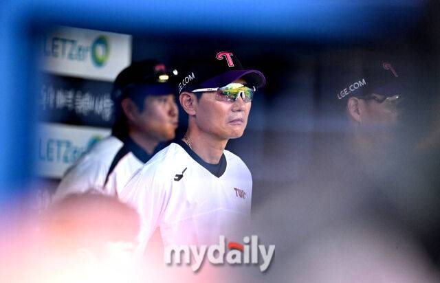 2025년 8월 8일 오후 서울 잠실구장에서 열린 '2025 신한 SOL뱅크 KBO 리그' 한화 이글스와 LG 트윈스의 경기LG 염경엽 감독이 경기를 지켜보고 있다./마이데일리