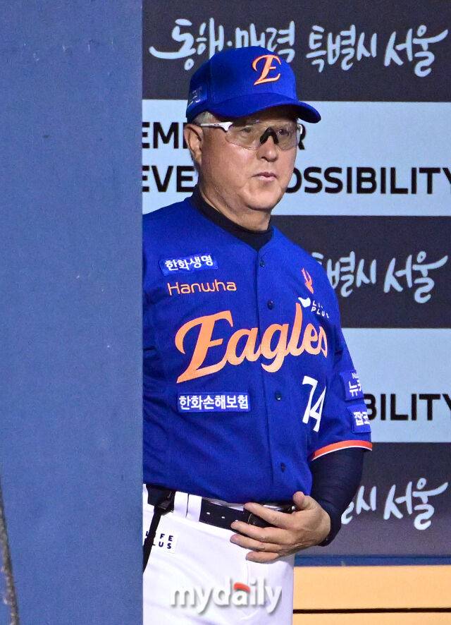 2025년 8월 8일 오후 서울 잠실구장에서 열린 '2025 신한 SOL뱅크 KBO 리그' 한화 이글스와 LG 트윈스의 경기한화 김경문 감독이 경기를 지켜보고 있다.