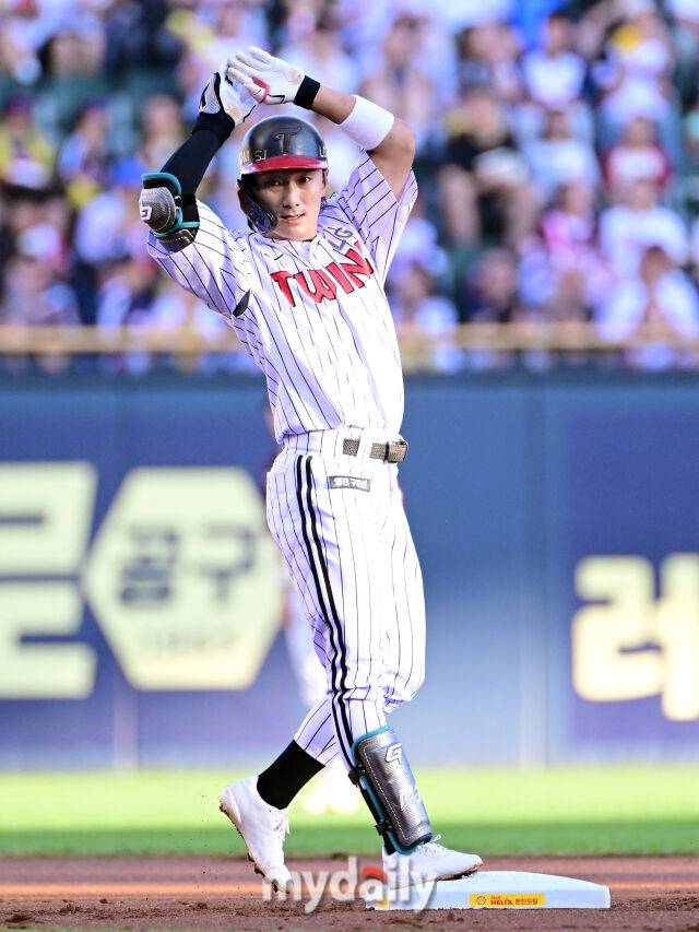 2025년 8월 30일 오후 서울 잠실구장에서 열린 '2025 신한 SOL뱅크 KBO 리그' 키움 히어로즈와 LG 트윈스의 경기LG 신민재가 1회말 선두타자 2루타를 친 뒤 기뻐하고 있다./잠실=유진형 기자