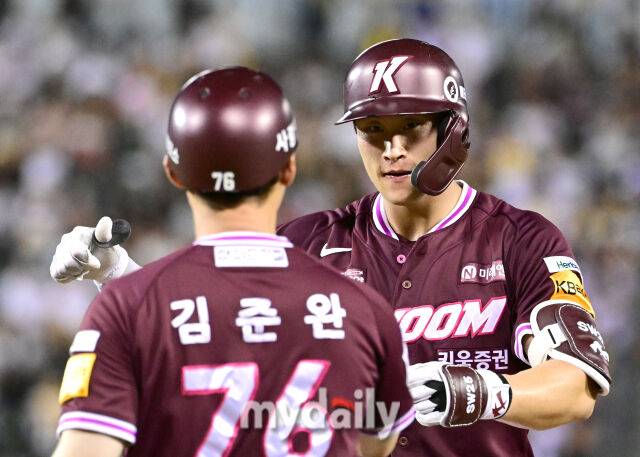 2025년 8월 30일 오후 서울 잠실구장에서 열린 '2025 신한 SOL뱅크 KBO 리그' 키움 히어로즈와 LG 트윈스의 경기키움 주성원이 8회초 1사 2.3루서 2타점 적시타를 친 뒤 기뻐하고 있다./잠실=유진형 기자