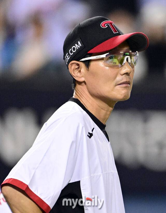 2025년 8월 30일 오후 서울 잠실구장에서 열린 '2025 신한 SOL뱅크 KBO 리그' 키움 히어로즈와 LG 트윈스의 경기LG 염경엽 감독이 6-5로 승리한 뒤 팬들을 보고 있다.