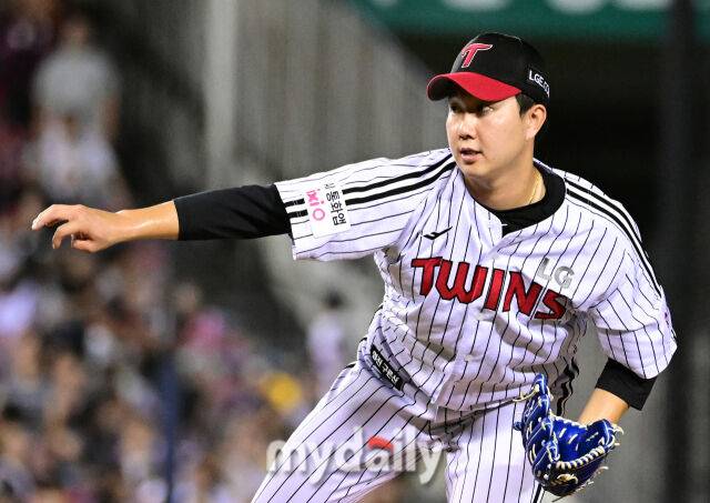 2025년 8월 30일 오후 서울 잠실구장에서 열린 '2025 신한 SOL뱅크 KBO 리그' 키움 히어로즈와 LG 트윈스의 경기LG 유영찬이 9회초 역투하고 있다./잠실=유진형 기자