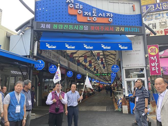 이필형 동대문구청장이 청량리 전통시장 입구에서 시장에 대해 설명하고 있다. 손인규 기자