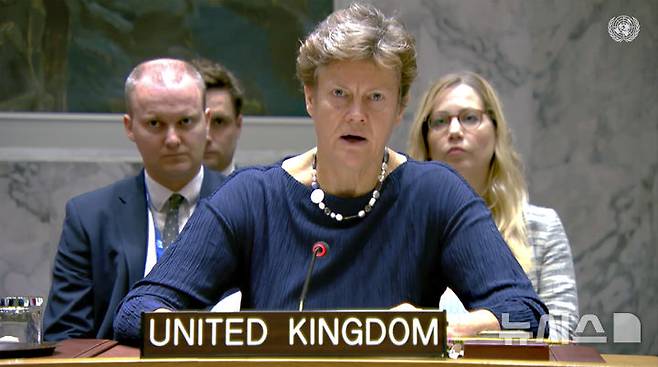 [뉴욕=AP/뉴시스] 영국·프랑스·독일이 29일(현지 시간) 이란을 향해 유엔 제재 유예를 위해 제시한 요구사항을 받아들이라고 촉구했다. 사진은 바버라 우드워드 유엔 주재 영국 대사가 지나해 10월 2일(현지시각) 미국 뉴욕 유엔 본부에서 유엔 안전보장이사회 회의에 발언하는 모습. 2025.08.31