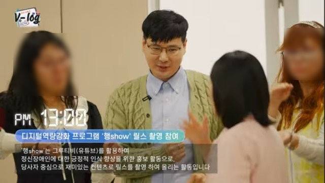 [서울=뉴시스] 정현진씨가 동료지원 활동 중인 모습. (사진=한국장애인 개발원 유튜브 영상 캡처, 본인 제공) *재판매 및 DB 금지