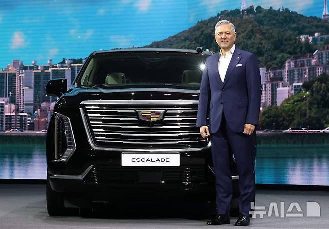[광명=뉴시스] 이영환 기자 = 헥터 비자레알 GM 한국사업장 사장이 16일 오전 경기 광명시 아이벡스 스튜디오에서 열린 캐딜락 더 뉴 에스컬레이드 출시 행사에서 기념촬영을 하고 있다. 2025.04.16. 20hwan@newsis.com