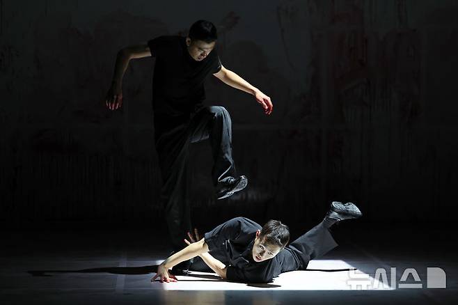 [서울=뉴시스] 박진희 기자 = 세종문화회관은 28일 서울 종로구 세종문화회관 s씨어터에서 김성훈 on Sync Next 25 'pink' 공연을 시연하고 있다. 싱크 넥스트(Sync Next)는 무경계 예술 공연 시리즈로, 다양한 장르와 형식의 융합을 통해 새로운 예술적 경험을 제공하는 컨템퍼러리 공연예술이다. 2025.08.28. pak7130@newsis.com