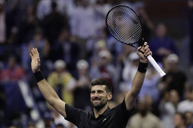 [뉴욕=AP/뉴시스] 노박 조코비치(세르비아)가 30일(한국 시간) 미국 뉴욕 빌리진킹 내셔널 테니스 센터에서 열린 US오픈 테니스대회 남자 단식 3회전에서 캐머런 노리(영국)를 3-1(6-4 6-7<4-7> 6-2 6-3)로 꺾은 뒤 기뻐하고 있다. 2025.08.30