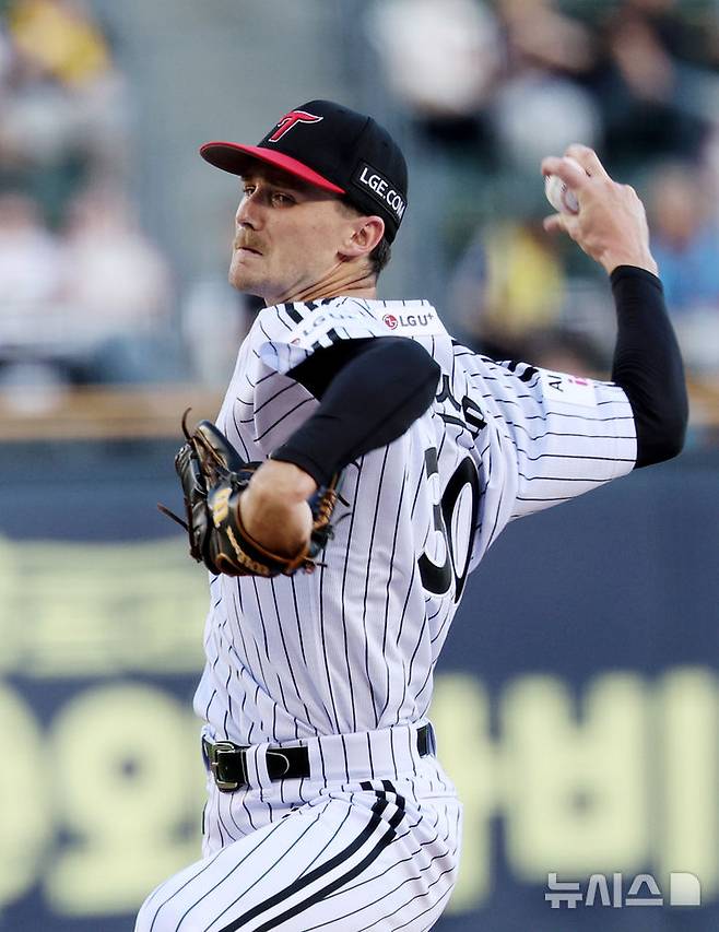 [서울=뉴시스] 김진아 기자 =  19일 서울 송파구 잠실야구장에서 열린 2025 KBO리그 롯데 자이언츠와 LG 트윈스의 경기, LG 톨허스트가 역투하고 있다. 2025.08.19. bluesoda@newsis.com