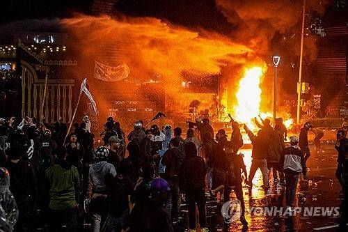 경찰과 충돌한 시위대 [AFP=연합뉴스 제공]