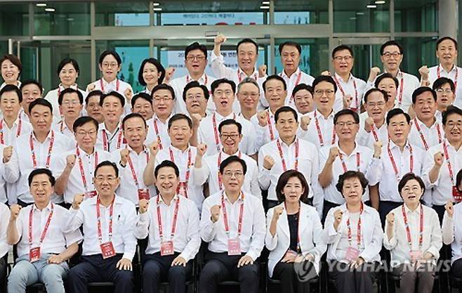 (인천=연합뉴스) 박동주 기자 = 28일 인천국제공항공사 항공교육원에서 열린 2025 국민의힘 국회의원 연찬회에서 장동혁 대표, 송언석 원내대표, 나경원 의원 등 참석자들이 기념촬영을 하고 있다. 2025.8.28     pdj6635@yna.co.kr (끝) 연합뉴스