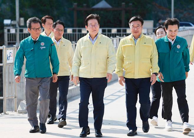 이재명 대통령이 30일 강원 강릉시 성산면 오봉저수지를 방문해 윤호중 행정안전부 장관, 김진태 강원도지사 등과 함께 가뭄 상황을 점검하며 이동하고 있다. 연합뉴스