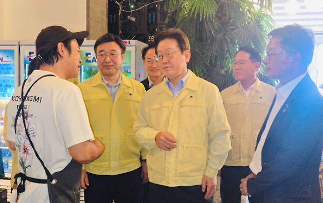 30일 오후 경포해변을 찾은 이재명 대통령이 상인들을 만나 제한급수에 따른 물 부족으로 인한 불편사항 등을 청취하고 노고를 격려했다. 독자 제공