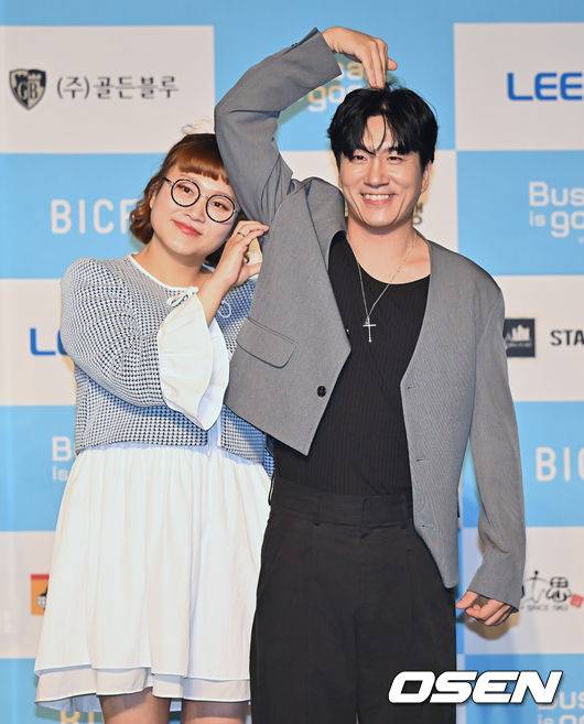 [OSEN=부산, 이석우 기자] 29일 부산  벡스코 오디토리움에서 제13회 부산국제코미디페스티벌(BICF) 개막식이 열렸다. 대한민국 최정상급 개그맨들과 9개국 해외 코미디언, 인기 유튜브 크리에이터들까지 100여명이 넘는 코미디언들을 만나볼 수 있다.개그콘서트 데프콘어때요(조수연, 신윤승) 팀이 블루카펫 행사에서 포즈를 취하고 있다. 2025.08.29 / foto0307@osen.co.kr