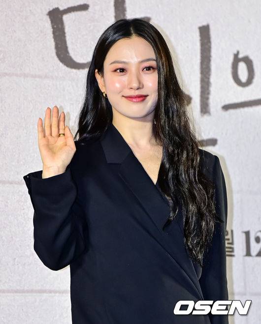 [OSEN=지형준 기자] 8일 오후 서울 상암 스탠포드 호텔 그랜드볼룸에서 지니&nbsp;TV&nbsp;오리지널 ‘당신의 맛’ 제작발표회가 열렸다.‘당신의 맛’은 식품 기업을 물려받기 위해 작은 식당을 인수 합병하는 ‘레시피 사냥꾼’이 된 재벌 상속남 한범우(강하늘 분)와 전주에서 간판도 없는 원 테이블 식당을 운영 중인 똥고집 셰프 모연주(고민시 분)의 전쟁 같은 키친 타카 성장 로맨스다.배우 고민시가 포즈를 취하고 있다. 2025.05.08 /jpnews@osen.co.kr