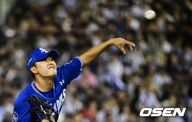 [OSEN=잠실, 조은정 기자]28일 오후 서울 잠실구장에서 ‘2025 신한 SOL Bank KBO리그’ 두산 베어스와 삼성 라이온즈의 경기가 열렸다.두산은 최민석, 삼성은 최원태를 선발로 내세웠다.5회말 2사 1,2루 삼성 이승민이 역투하고 있다. 2025.08.28 /cej@osen.co.kr