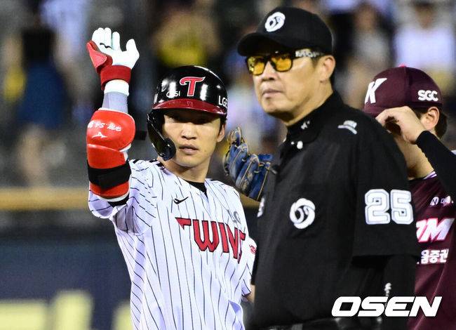 [OSEN=잠실, 조은정 기자]30일 오후 서울 잠실구장에서 ‘2025 신한 SOL Bank KBO리그’ LG 트윈스와 키움 히어로즈의 경기가 열렸다.홈팀 LG는 톨허스트, 방문팀 키움은 박정훈을 선발로 내세웠다.4회말 1사 1루 LG 박해민이 1타점 2루타를 날린 뒤 세리머니를 하고 있다. 2025.08.30 /cej@osen.co.kr
