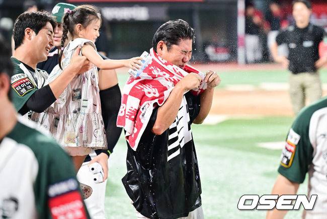 [OSEN=수원, 박준형 기자] 프로야구 KT 위즈가&nbsp;KIA 타이거즈를 꺾고 전날 패배를 설욕했다.&nbsp;&nbsp;KT는 30일 수원 KT위즈파크에서 열린 2025 KBO리그&nbsp;KIA와 경기에서 8-2로 승리했다.&nbsp;경기종료 후 데뷔 첫 선발승 거둔 KT 문용익이 우규민 딸에게 축하 물세례를 받고 있다.   2025.08.30 / soul1014@osen.co.kr