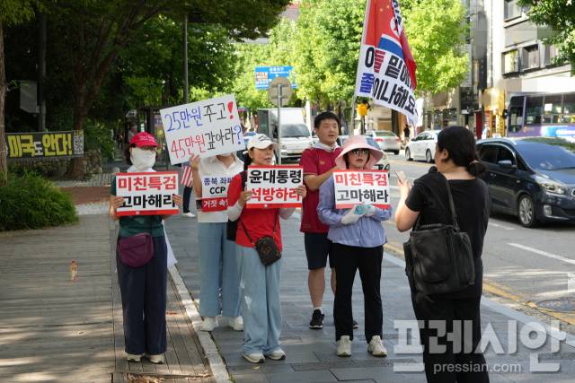 ▲30일 광주 북구 전남대학교 후문에서 우파단체 '호남권우파친구들모여라'가 행진 시작전 집회를 시작하고 있다.2025.08.30ⓒ프레시안(김보현)