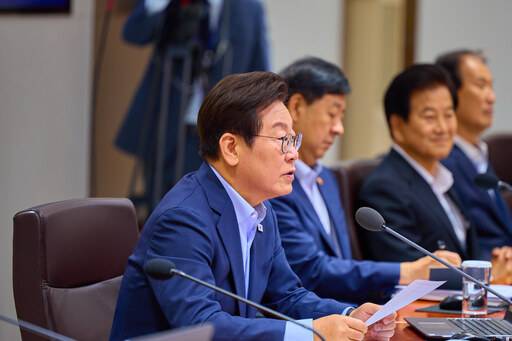 이재명 대통령이 29일 임시 국무회의를 주재하고 있다. 이날 이 대통령은 “내가 직접 (검찰 개혁) 토론회를 주재할 수 있다”고 말했다. 이 대통령 오른쪽으로 구윤철 부총리 겸 기획재정부 장관, 정동영 통일부 장관 등이 보인다. 뉴스1