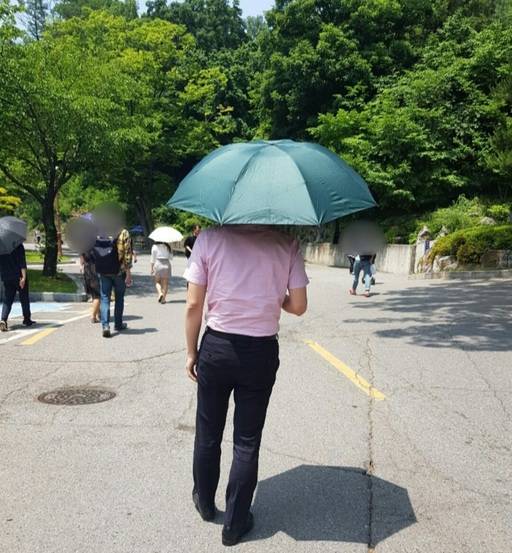 2019년 ‘양산 쓰는 남성이 언제쯤 자주 보일까’ 취재 당시 인터뷰에 응했던 직장인 김씨가 제공한 이미지. 출근길 지하철역에서 근무지까지 땡볕 아래 걷는 10여분을 견디기 어려웠다며 양산 구매 이유를 그는 설명했었다. 김씨 본인 제공