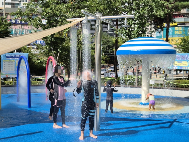 서울 낮 최고기온이 34.7도를 기록한 지난 24일 서울의 한 물놀이터에서 어린이들이 물놀이를 즐기고 있다. 반영윤 기자
