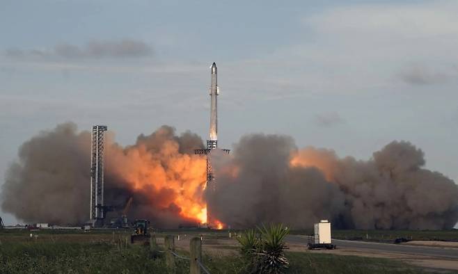 26일 미 텍사스에서 스타십이 발사되고 있다. UPI 연합뉴스