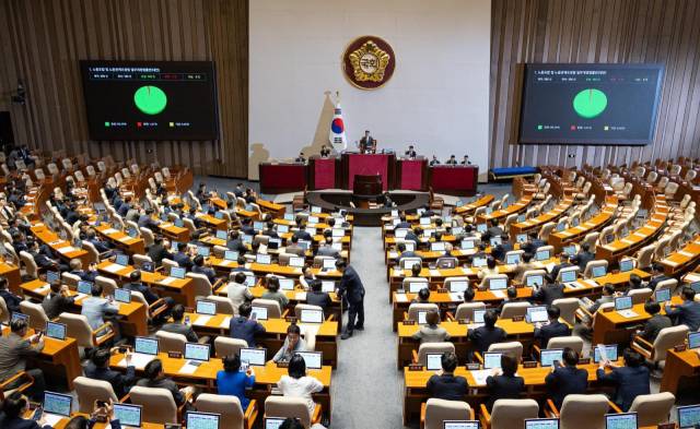 24일 국회 본회의에서 노란봉투법(노동조합 및 노동관계조정법 일부개정법률안)이 재석 186인, 찬성 183인, 반대 3인, 기권 0인으로 가결되고 있다. 뉴스1