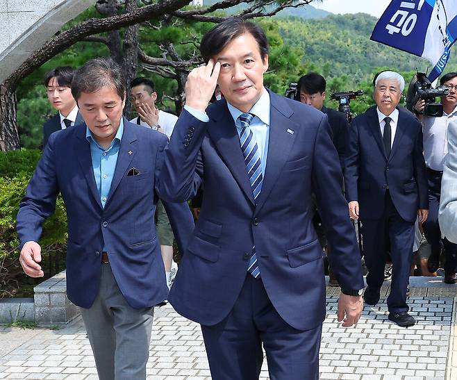 조국 조국혁신당 혁신정책연구원장이 8월24일 부산 중구 부산민주공원을 찾아 참배한 뒤 이동하고 있다. 부산민주공원은 조 원장이 지난해 혁신당 창당 선언을 한 장소다. ⓒ연합뉴스