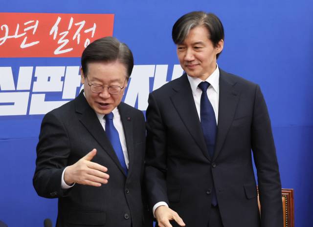 2024년 3월5일 이재명 대통령(당시 더불어민주당 대표)가 조국 조국혁신당 혁신정책연구원장(당시 조국혁신당 대표)과 국회에서 인사말을 나누는 모습이다. 연합뉴스
