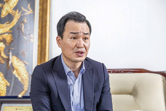 8월19일 경기도 안성시 현글라스 본사에서 김현수 대표가 시사저널 기자와 인터뷰를 하고 있다. ⓒ시사저널최준필