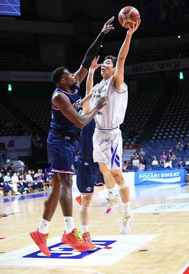 ▲ 이원석(오른쪽) ⓒ KBL