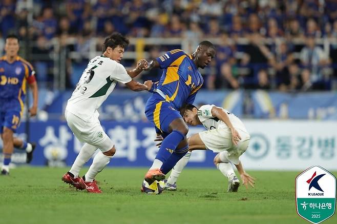 ▲ 30일 울산문수축구경기장에서 울산HD와 전북현대의 하나은행 K리그1 2025 28라운드가 열렸다. 올 시즌 세 번째 현대가 더비에서 후반에만 2골을 뽑아낸 전북이 2-0으로 이겼다. 홈에서 라이벌에 패한 울산은 다시 3연패 수렁에 빠지면서 강등권 추락을 걱정해야 하는 상황에 내몰렸다. ⓒ 한국프로축구연맹