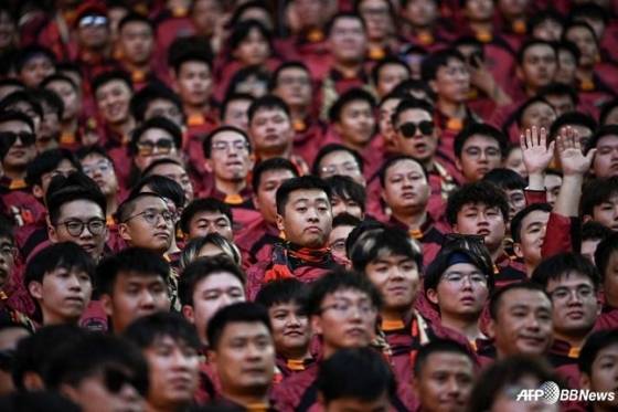 중국 팬들이 중국 충칭의 롱싱 축구 경기장에서 열린 2026 국제축구연맹(FIFA) 북중미월드컵 3차 예선 최종전을 지켜보고 있다. /AFPBBNews=뉴스1