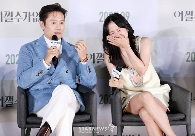 배우 이병헌, 손예진이 19일 서울 용산구 CGV아이파크몰에서 열린 영화 ‘어쩔수가 없다‘ 제작보고회에서 질의응답을 하고 있다. /2025.08.19 /사진=김휘선 hwijpg@