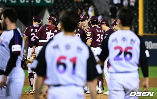 29일 키움전 승리 후 기뻐하는 키움 선수들과 대비되는 LG 선수들.