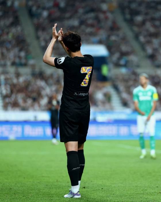 등번호 7 유니폼을 입은 손흥민이 3일 서울월드컵경기장에서 열린 토트넘 홋스퍼와 뉴캐슬 유나이티드의 2025 쿠팡플레이 시리즈 2경기에서 박수를 치고 있다. /사진=토트넘 홋스퍼 공식 사회관계망서비스(SNS)