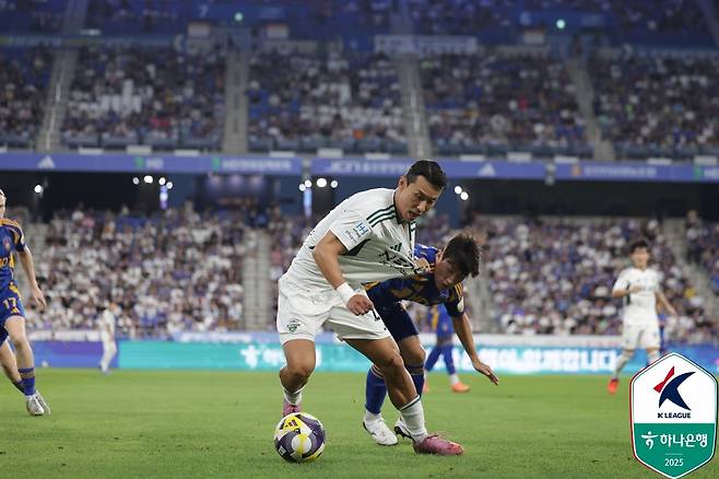 김태환(왼쪽)이 30일 오후 7시 울산문수축구경기장에서 열린 하나은행 K리그1 28라운드 울산HD전에서 몸싸움을 벌이고 있다. /사진=한국프로축구연맹 제공
