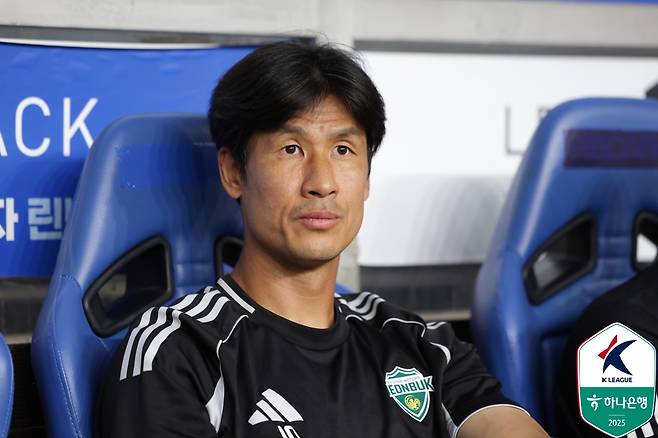 정조국 전북 현대 코치가 30일 오후 7시 울산문수축구경기장에서 열린 하나은행 K리그1 28라운드 경기를 바라보고 있다. /사진=한국프로축구연맹 제공