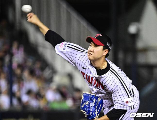 8회초 2사 1,3루에서 구원 등판한 LG 마무리 유영찬이 역투를 펼치고 있다.