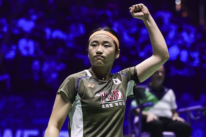 여자 배드민턴 단식 세계랭킹 1위 안세영이 30일(한국시간) 프랑스 파리의 아디다스 아레나에서 열린 2025 세계배트민턴선수권대회 여자단식 8강전에서 세계랭킹 12위 심유진을 2-0(21-10 21-6)으로 이겼다. 사진 연합뉴스