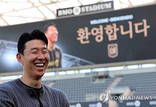 손흥민이 마침내 로스앤젤레스FC(LAFC)에서 홈 데뷔전을 치른다. 이달 초 미국프로축구 메이저리그사커(MLS)의 LAFC에 입단한 뒤 3주 동안 원정 경기만 소화했던 손흥민이 드디어 LAFC의 홈구장 BMO 스타디움에서 LAFC 홈 팬들에게 손을 흔든다. 홈 데뷔전을 앞두고 있는 손흥민이 경기에 앞서 기자회견을 통해 기대감과 각오를 밝혔다. 사진 연합뉴스