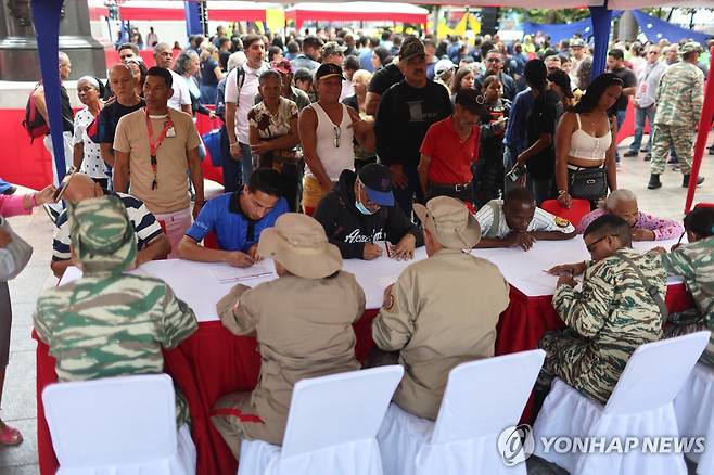 29일(현지시간) 베네수엘라 민병대 자원 대기 줄 [카라카스 EPA=연합뉴스. 재판매 및 DB 금지]