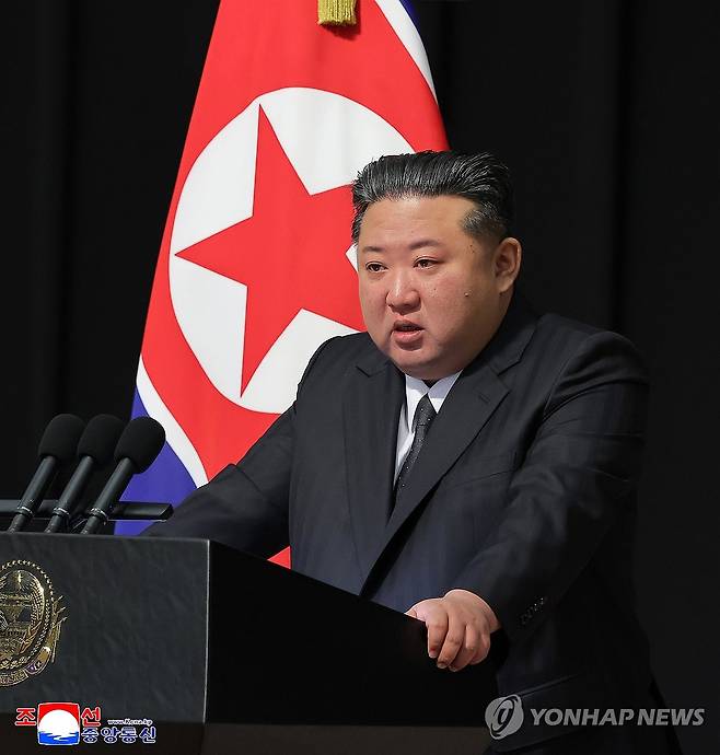 북한 김정은, 러 파병 희생자 유가족들 위로 (평양 조선중앙통신=연합뉴스) 김정은 북한 국무위원장이 지난 29일 평양 목란관에서 해외군사작전에서 특출한 공훈을 세운 참전열사들의 유가족들을 만나 따뜻이 위로하고 기념사진을 찍었다고 조선중앙통신이 30일 보도했다. 2025.8.30 
    [국내에서만 사용가능. 재배포 금지. For Use Only in the Republic of Korea. No Redistribution] nkphoto@yna.co.kr