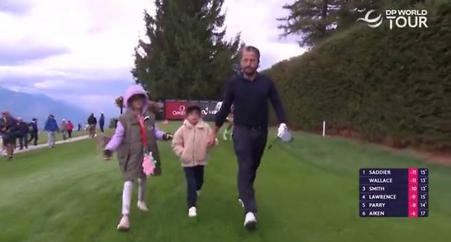 티샷 후 자녀들과 함께 이동하는 로렌조 베라(오른쪽) [DP 월드투어 소셜 미디어 동영상. 재판매 및 DB 금지]