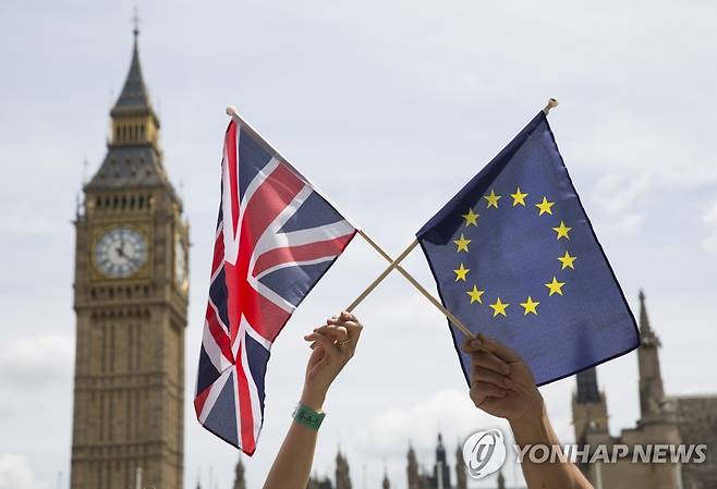 영국 국기와 유럽연합(EU) 깃발 [EPA=연합뉴스. 재판매 및 DB 금지]