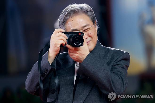 제82회 베네치아영화제 영화 '어쩔수가없다' 프리미어 상영회 (로이터=연합뉴스) 제82회 베네치아영화제가 열리고 있는 이탈리아 베네치아 리도섬의 살라 그란데 극장에서 영화 '어쩔수가없다' 프리미어 상영회가 29일(현지시간) 개최됐다. 프리미어상영회에 참여한 박찬욱 감독이 사진을 찍고 있다. 2025.08.29.